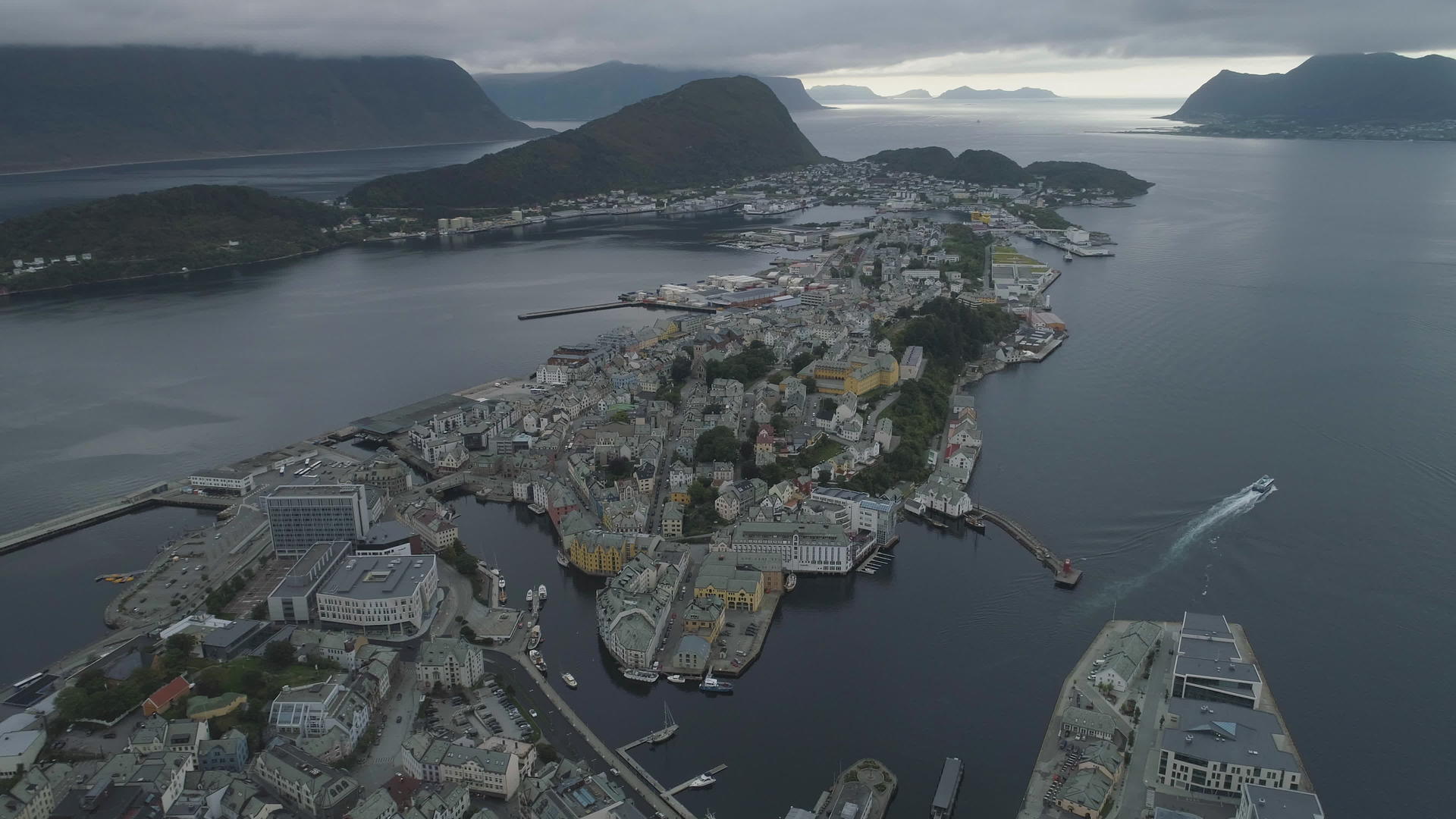 挪威奥勒松镇海岸多云的空气视频的预览图