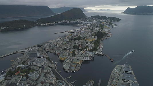 挪威奥勒松镇海岸多云的空气视频的预览图