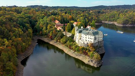 鸟瞰Orlik城堡位于美丽的秋天Orlik视频的预览图