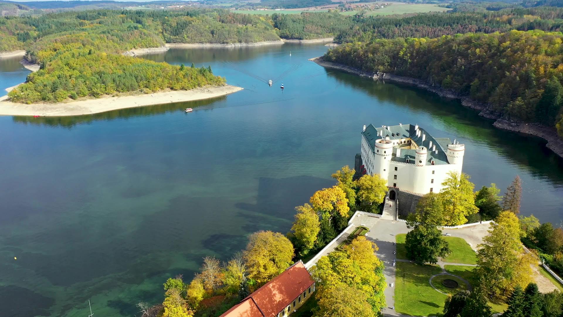 鸟瞰Orlik城堡位于美丽的秋天Orlik视频的预览图