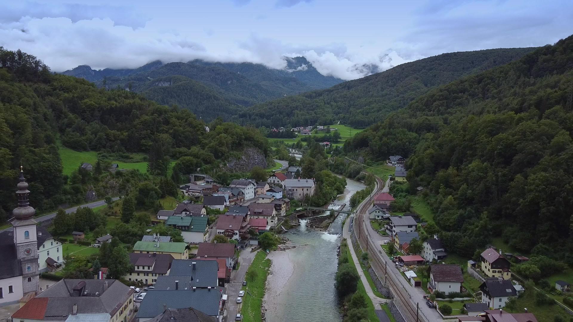 在奥斯特里亚的山间小镇之间飞过视频的预览图