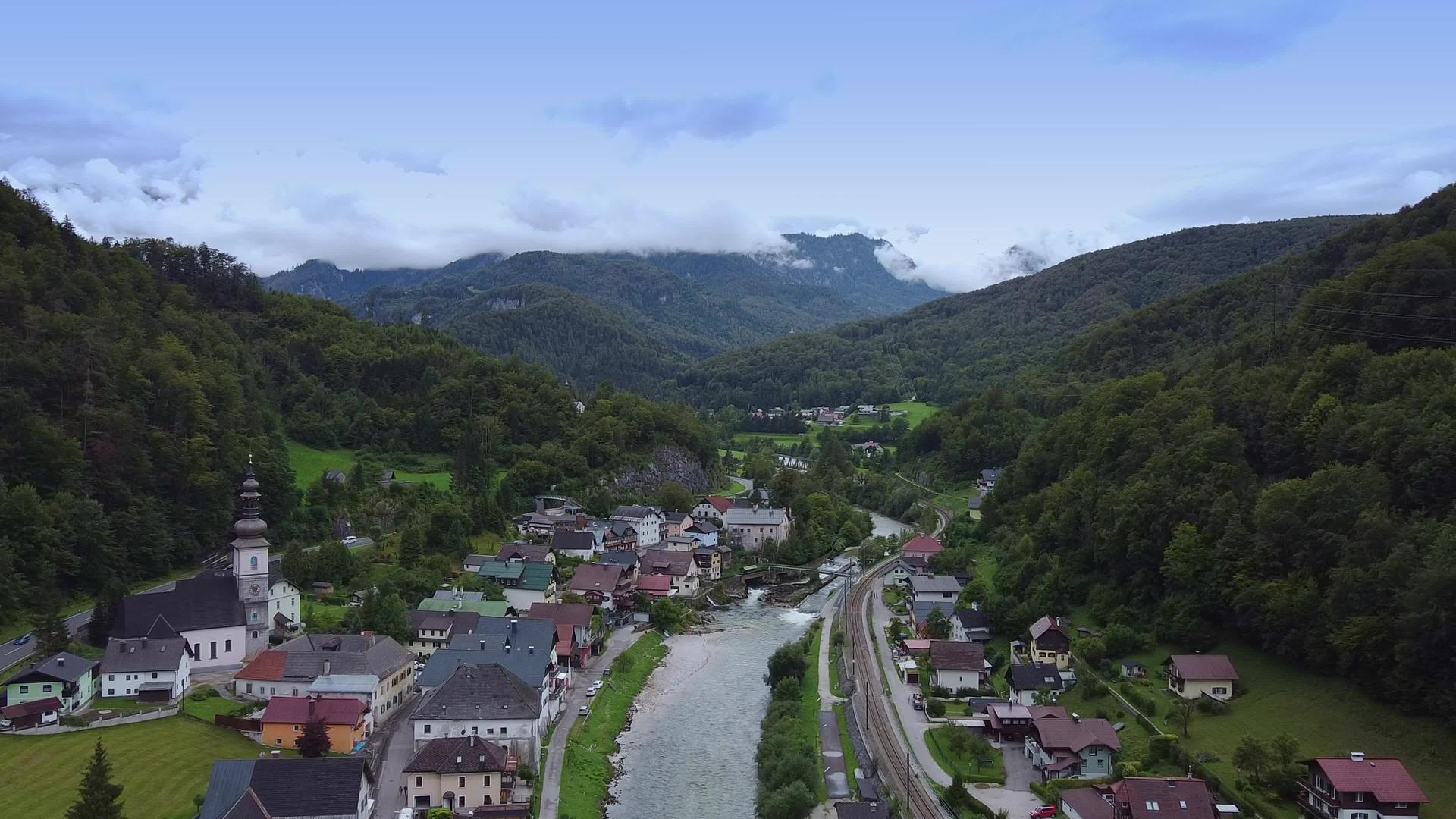 在奥斯特里亚的山间飞过美丽的小镇视频的预览图