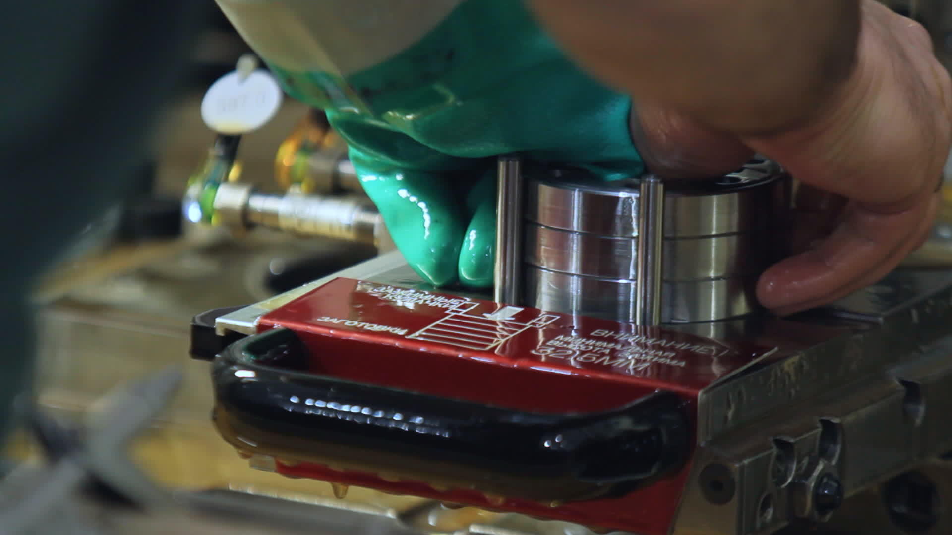 含水流的金属零件在工厂清洗润滑油视频的预览图