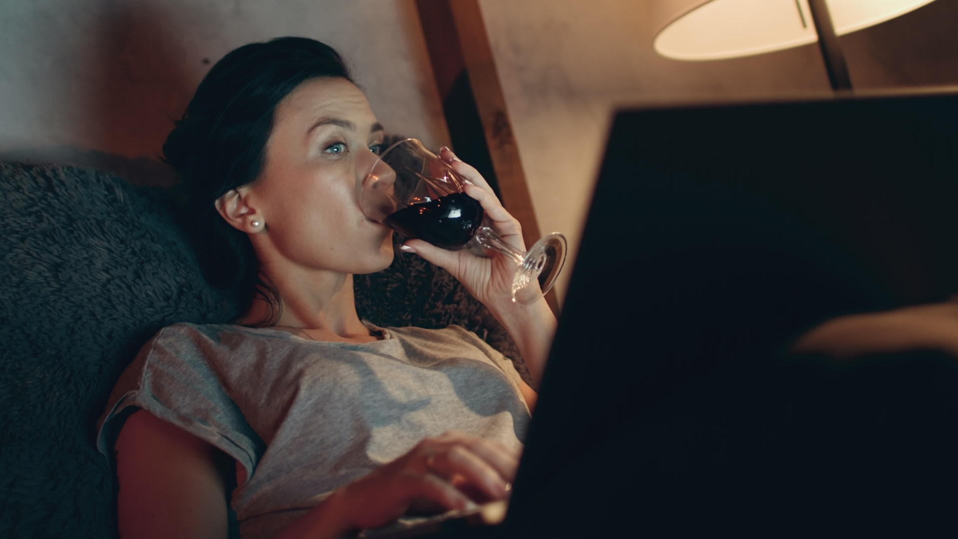 在家生活的女性在工作时喝红酒视频的预览图
