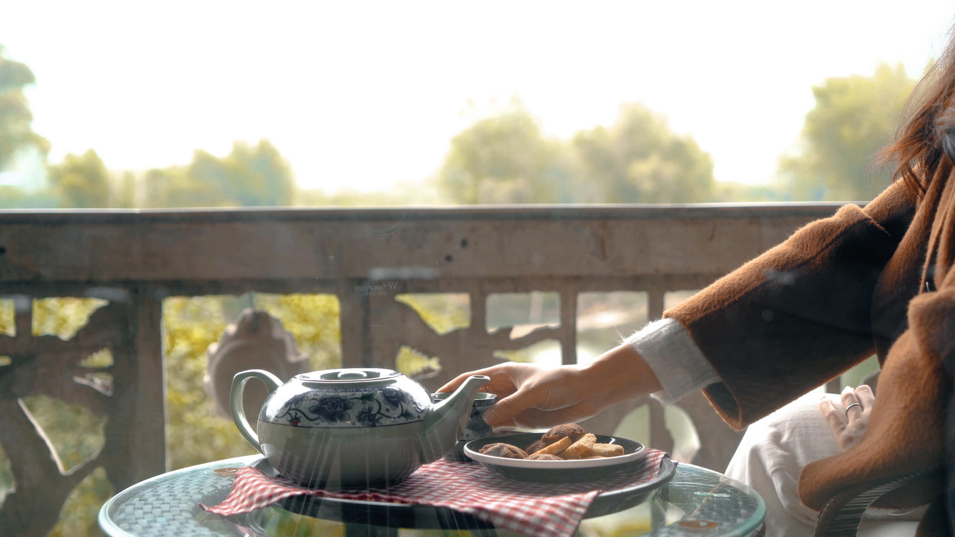 深秋坐在阳台喝茶欣赏风景实拍素材视频的预览图