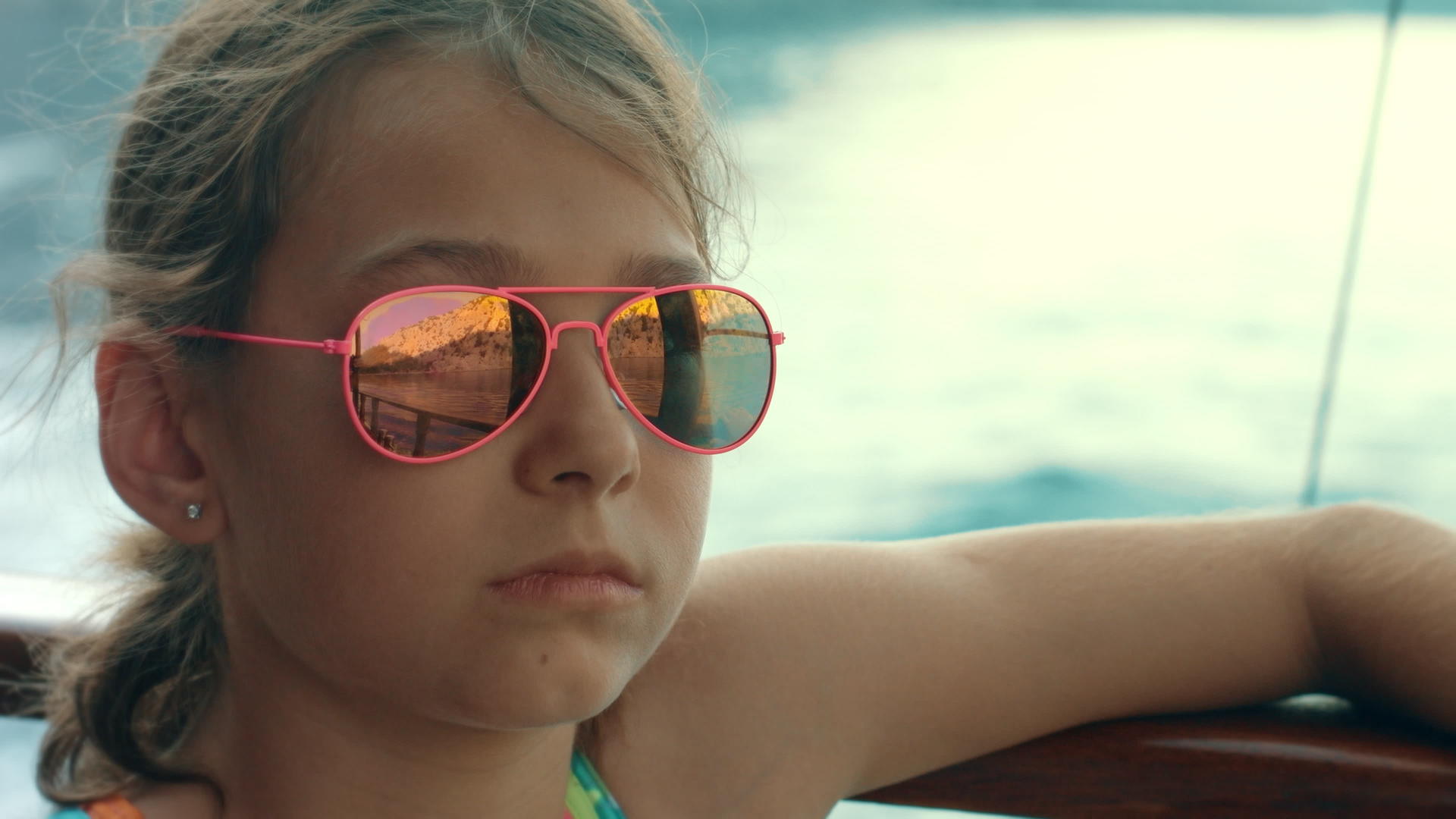 小女孩暑假海边度假视频的预览图
