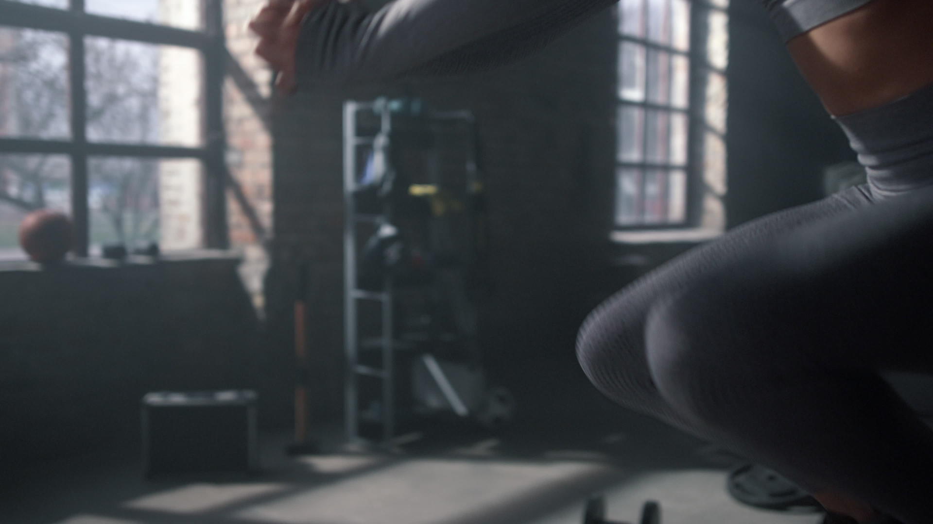 健身女运动员做跳箱运动视频的预览图