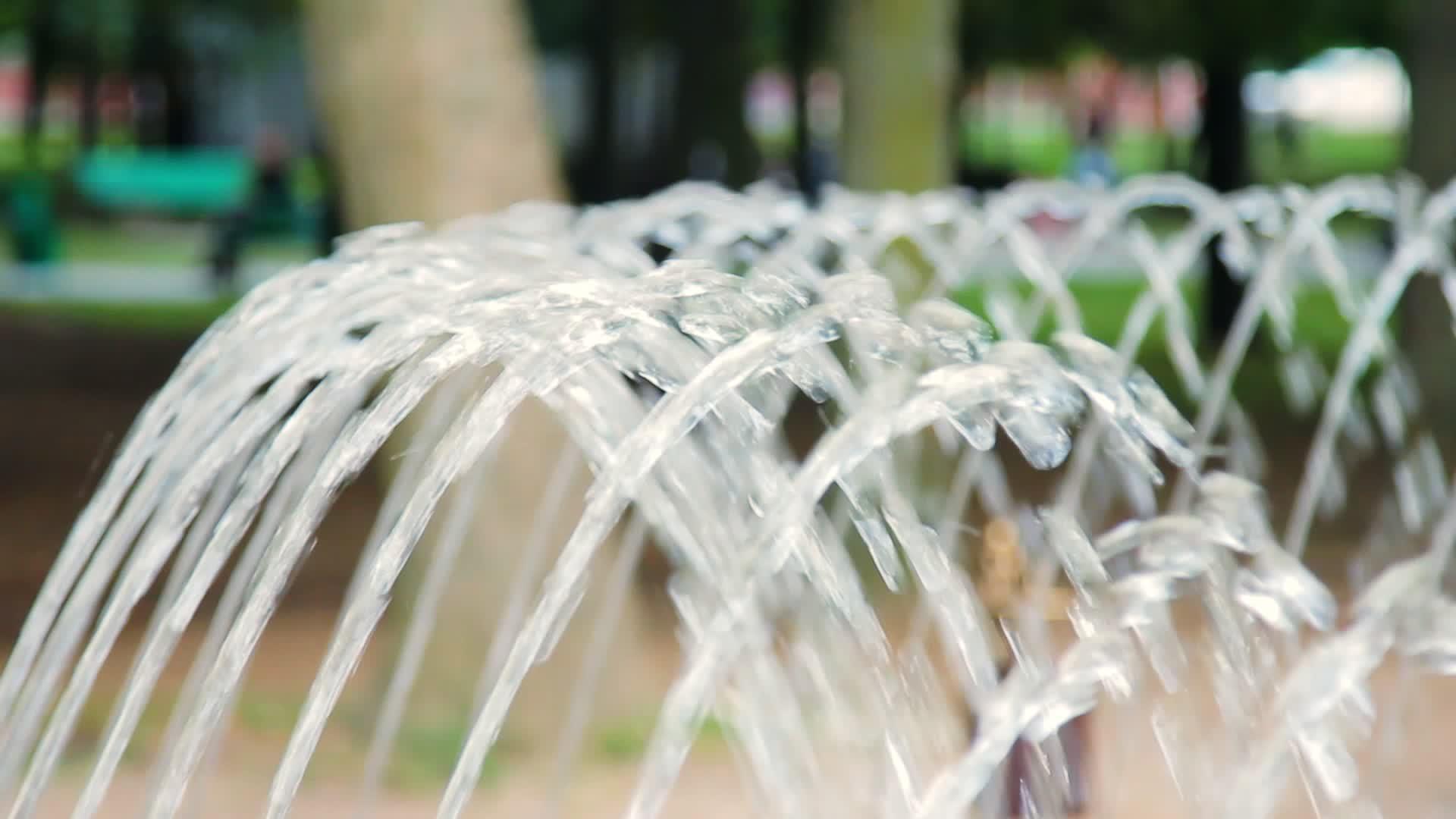 城市花园街喷泉中的水花视频的预览图