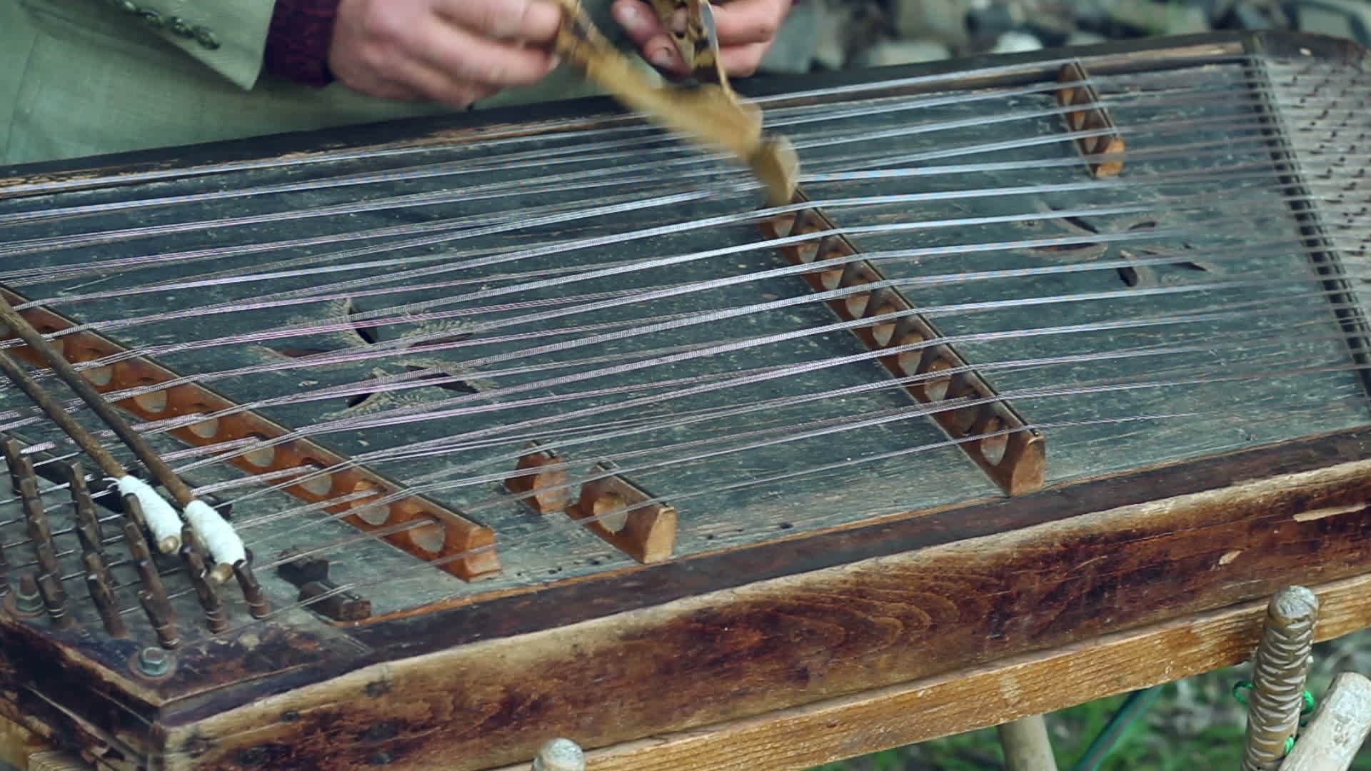 音乐家用传统的西姆巴伦琴演奏传统乐器视频的预览图