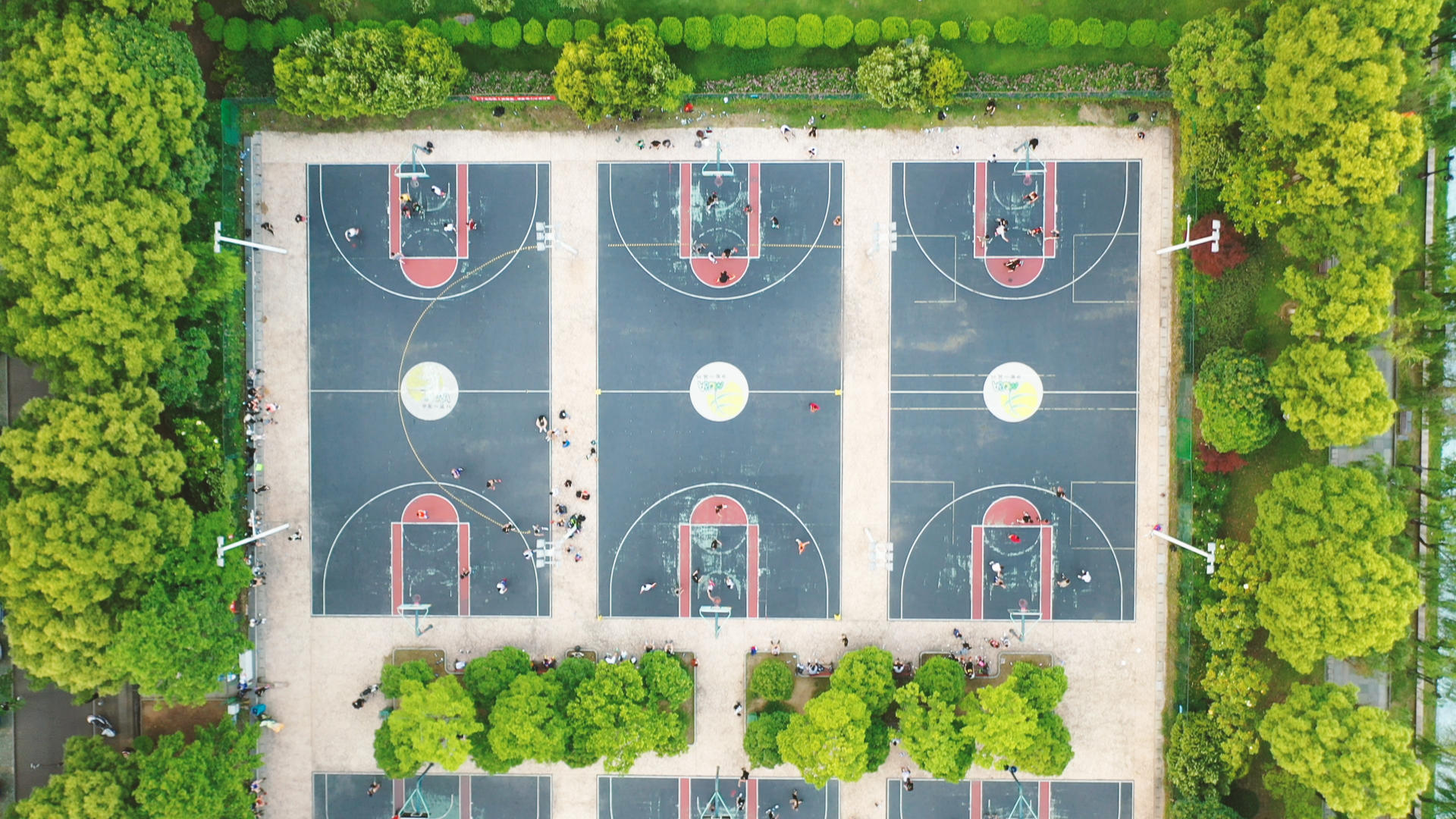 航拍城市篮球场足球场运动的人4k体育素材视频的预览图