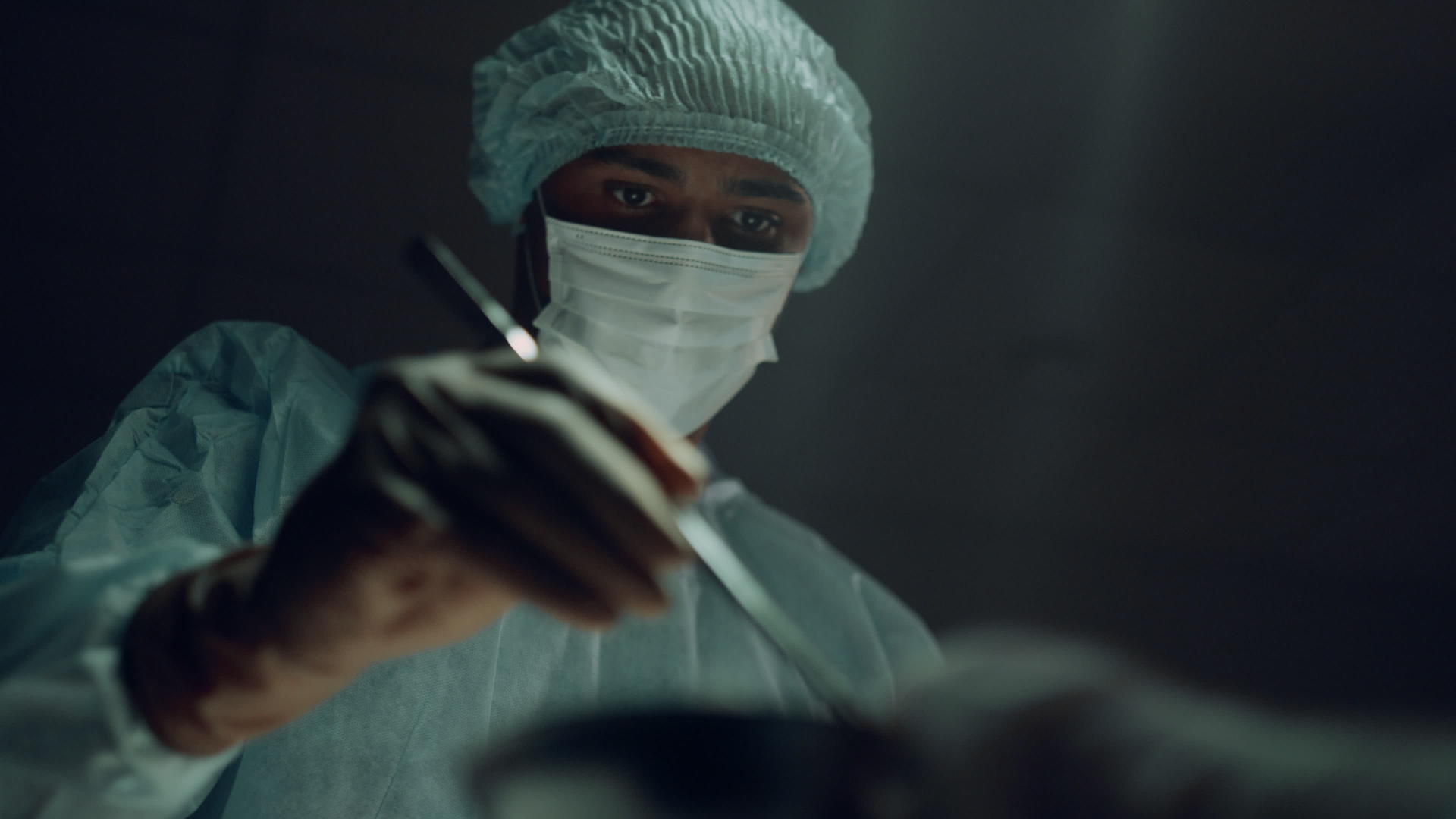 外科医生在诊所做手术视频的预览图
