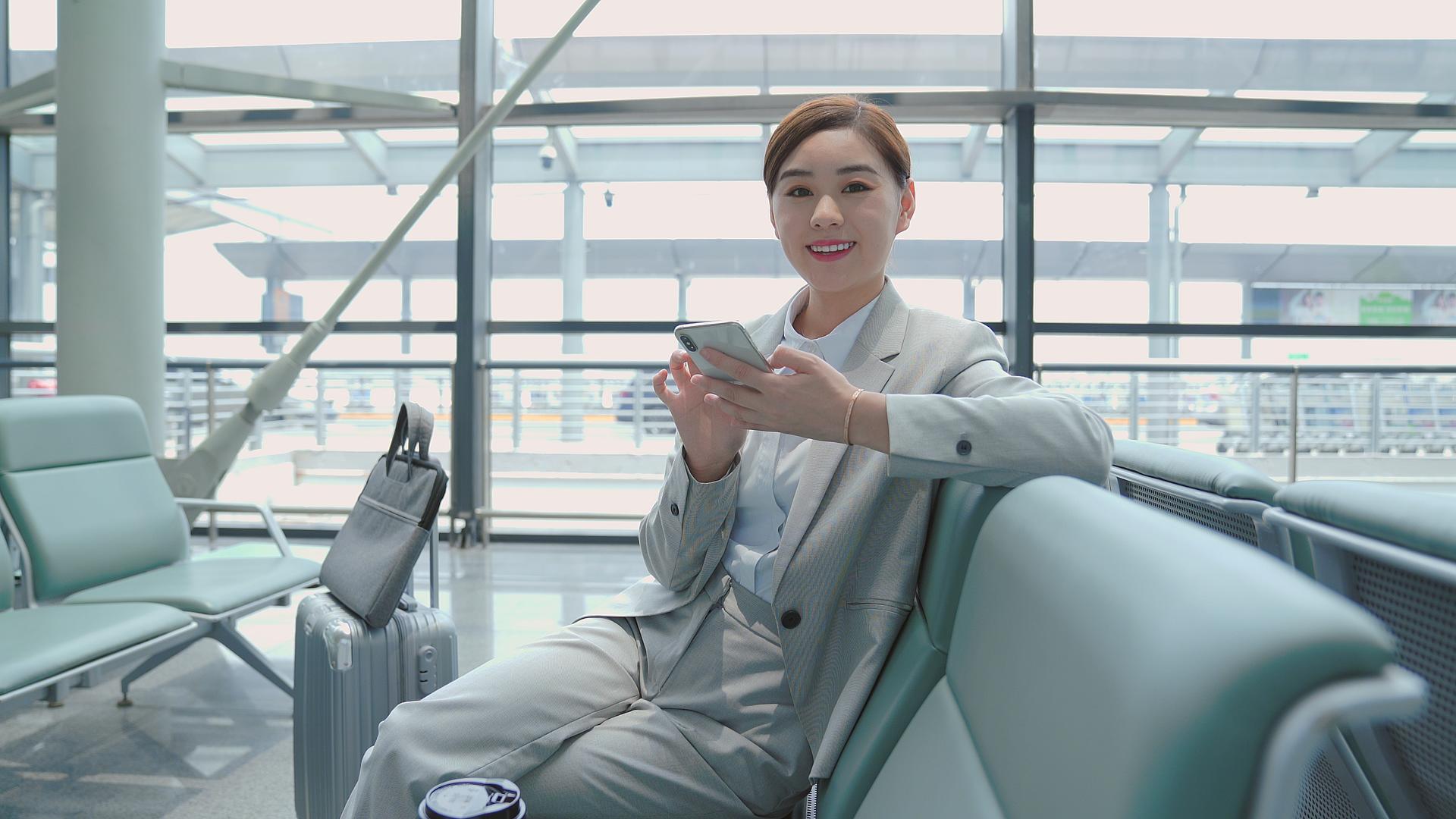 机场商务女性看镜头微笑视频的预览图