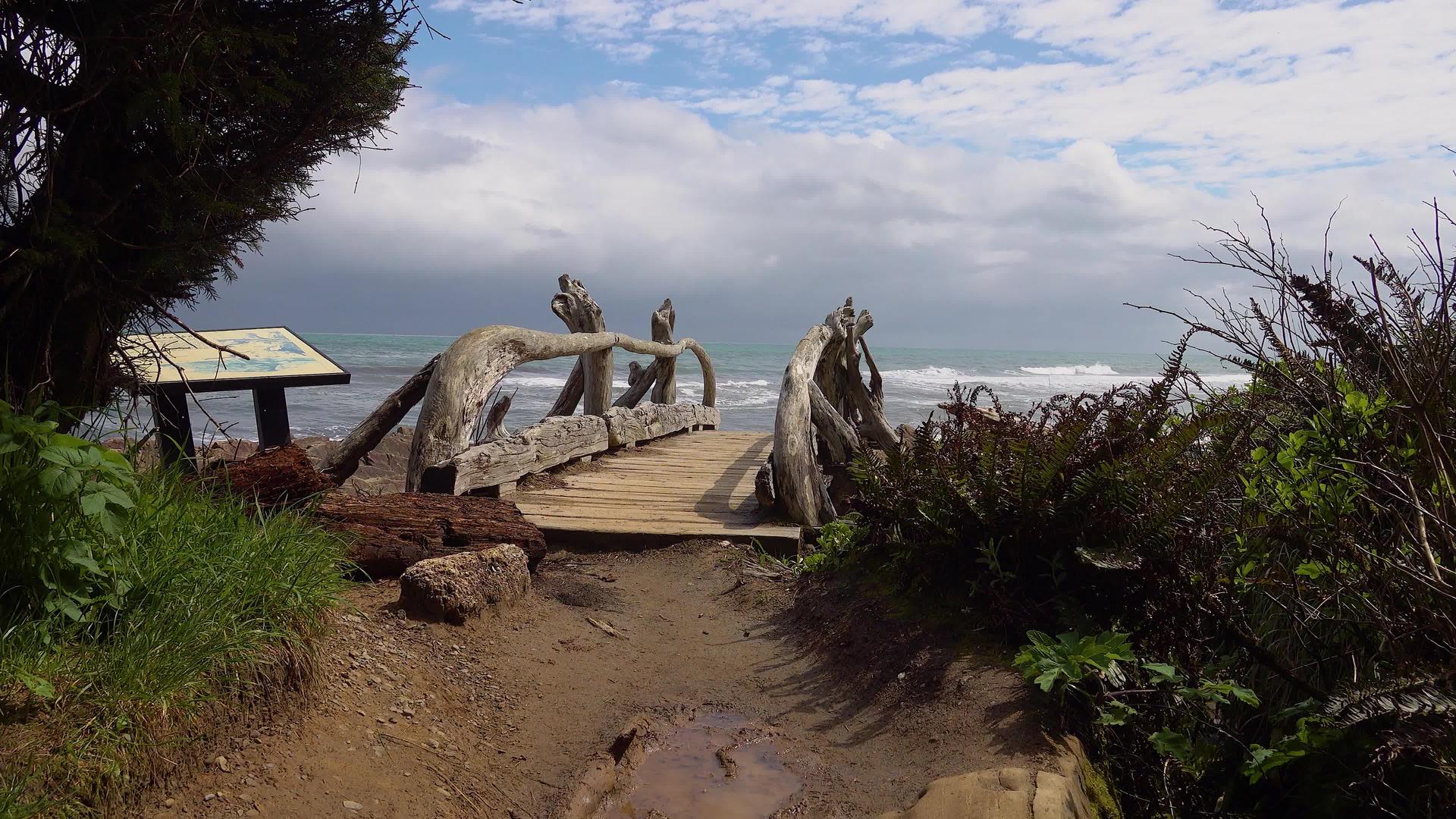 太平洋岸边的一座桥流入海洋奥林匹克国家公园视频的预览图
