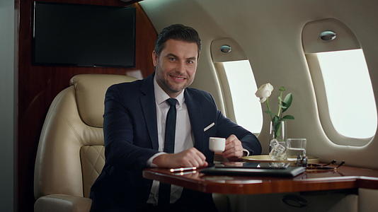 自信的商务男白领享受飞机旅行视频的预览图