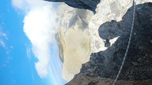 登山者从头盔摄像机爬到危险的奥林匹斯山顶垂直方向视频的预览图