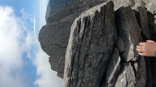 第一个视角是攀登奥林匹斯山上最高、最危险的山峰Mytikas视频的预览图