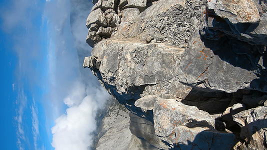 登山者从岩峰顶部冒出最高风险奥林马斯峰顶部垂直垂直视频的预览图