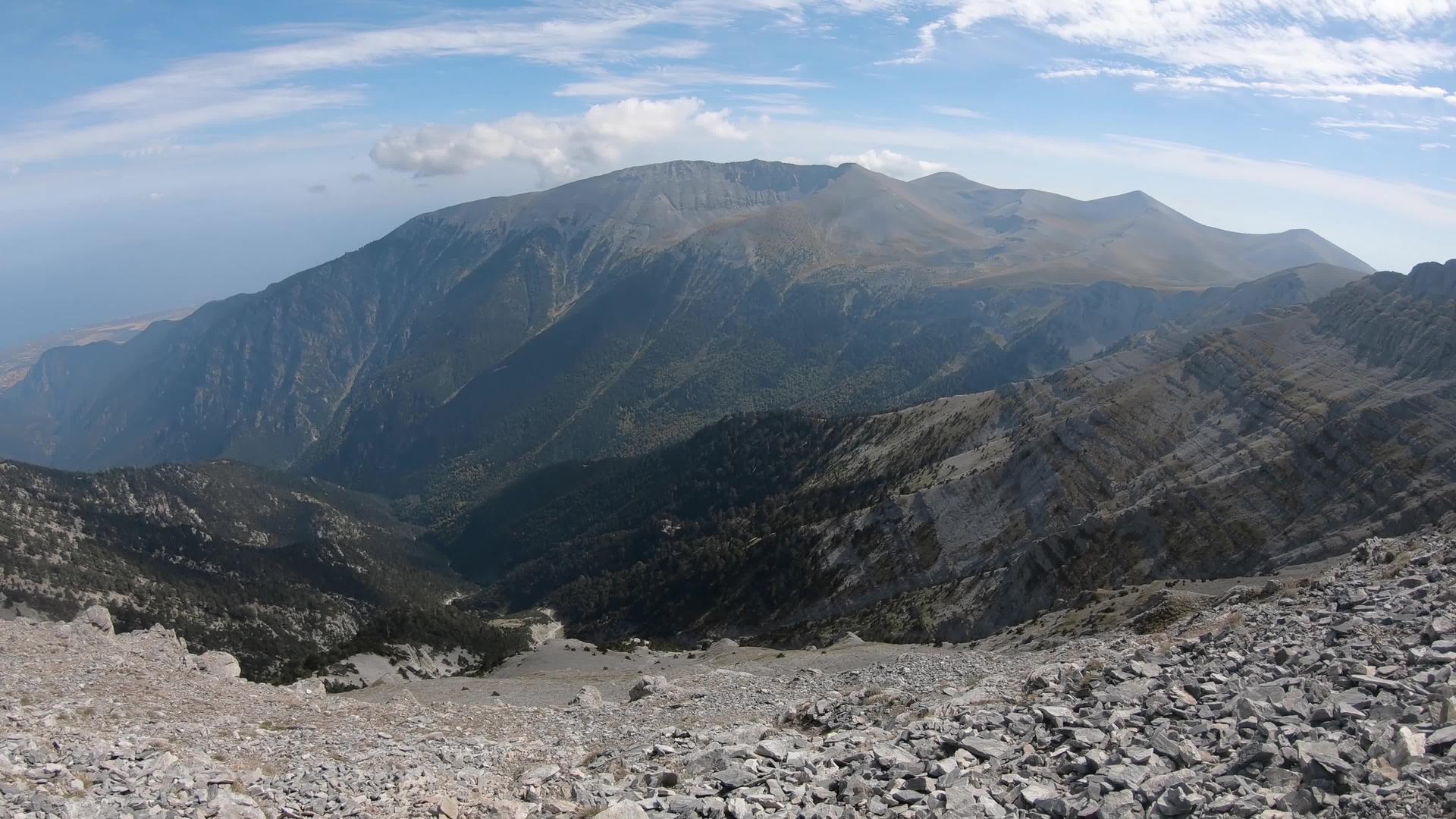 从第一个角度来看徒步旅行者在奥林匹斯山上行走这是希腊最高的山峰视频的预览图