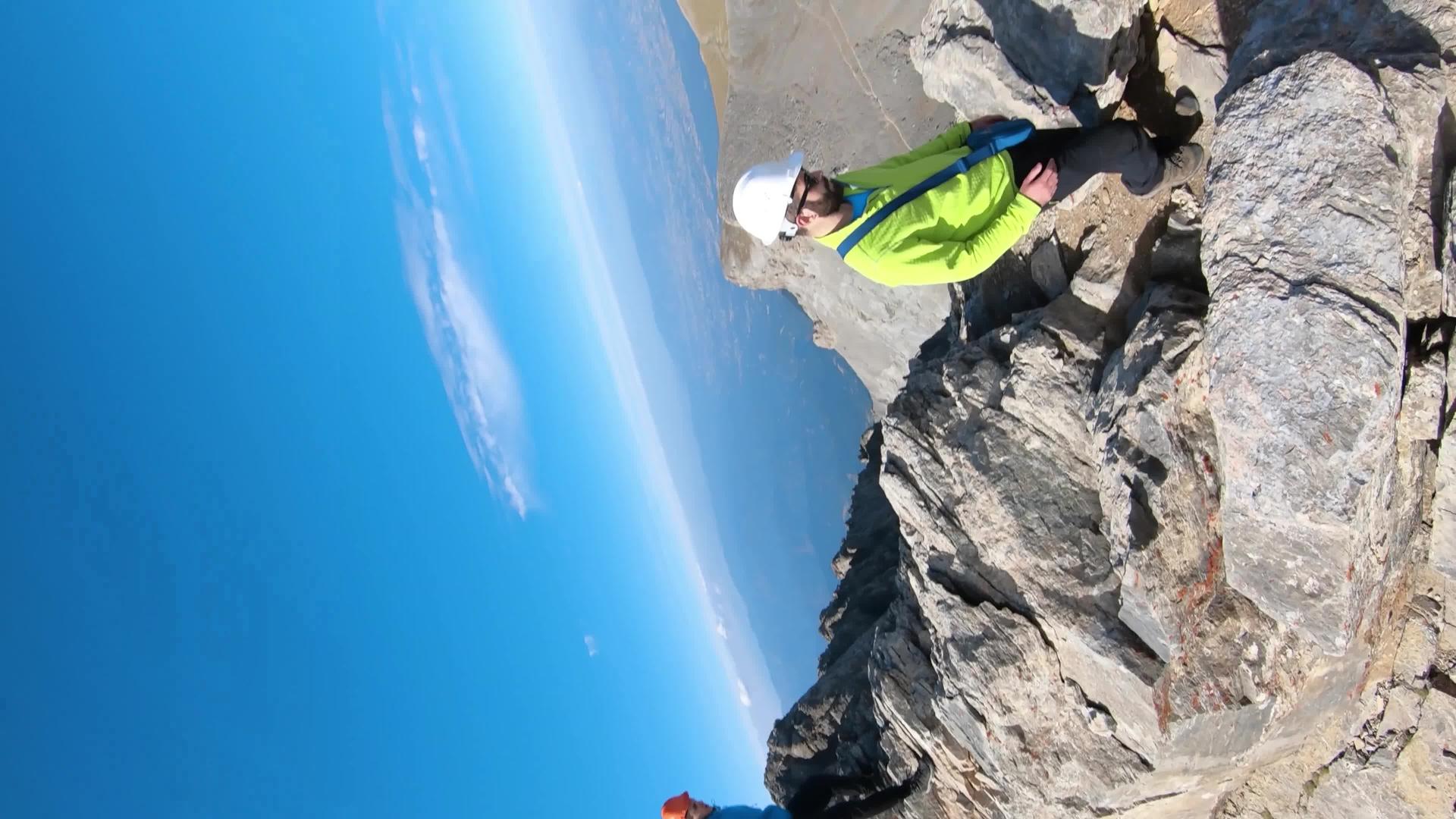 爬上奥林匹斯山爬上米蒂卡斯希腊最高的山峰视频的预览图