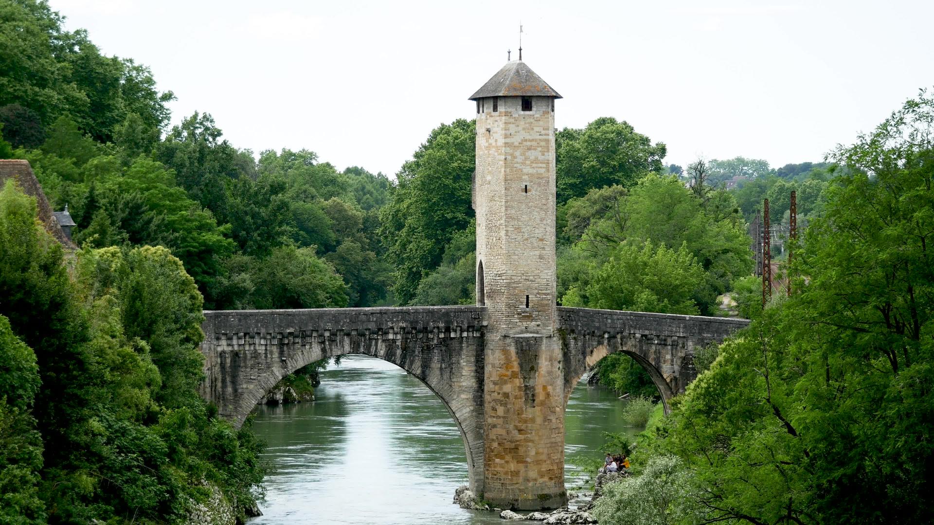 中世纪桥在河上视频的预览图