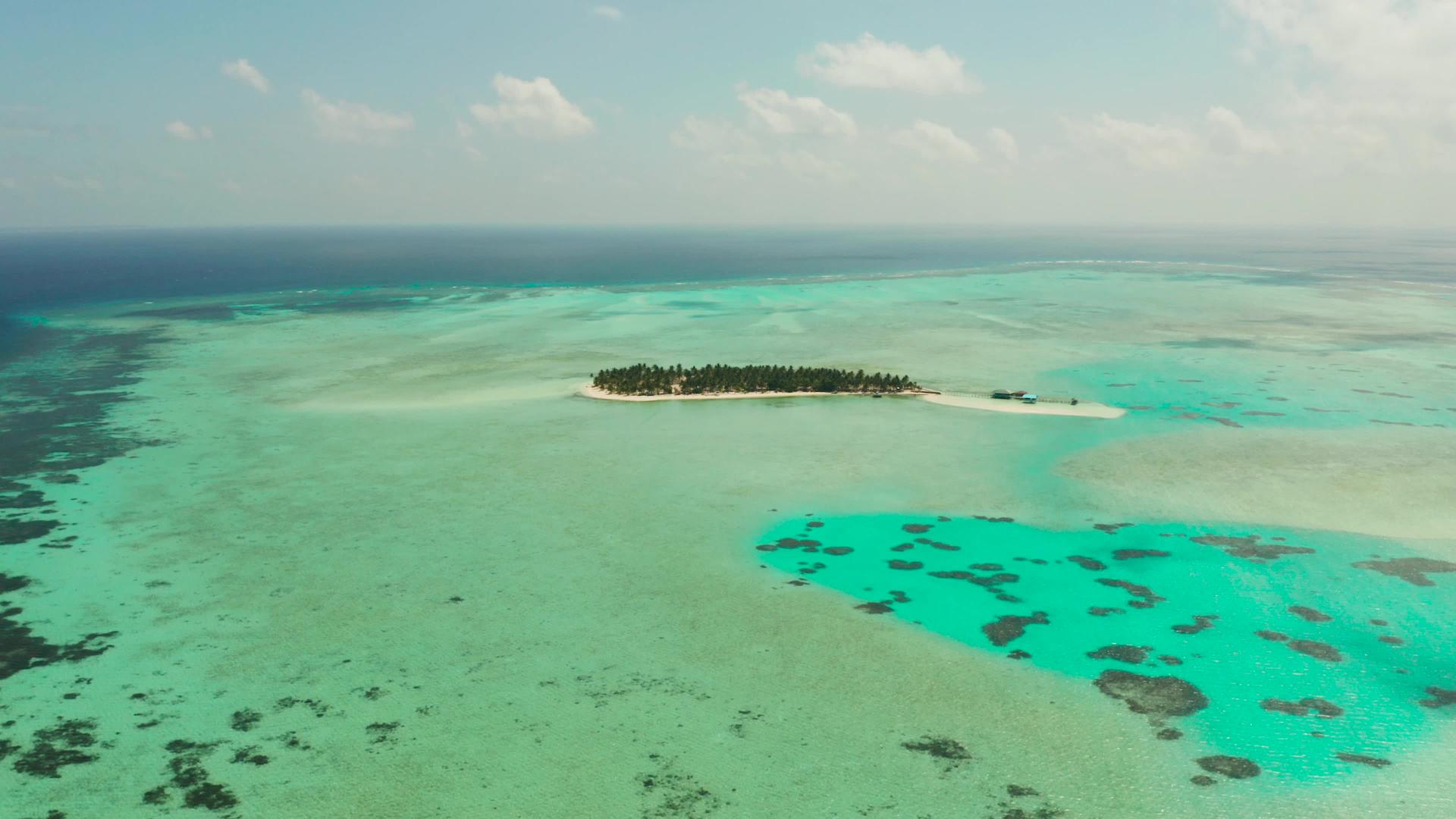 热带岛屿有海滩和珊瑚礁岛ok岛的Balabac视频的预览图