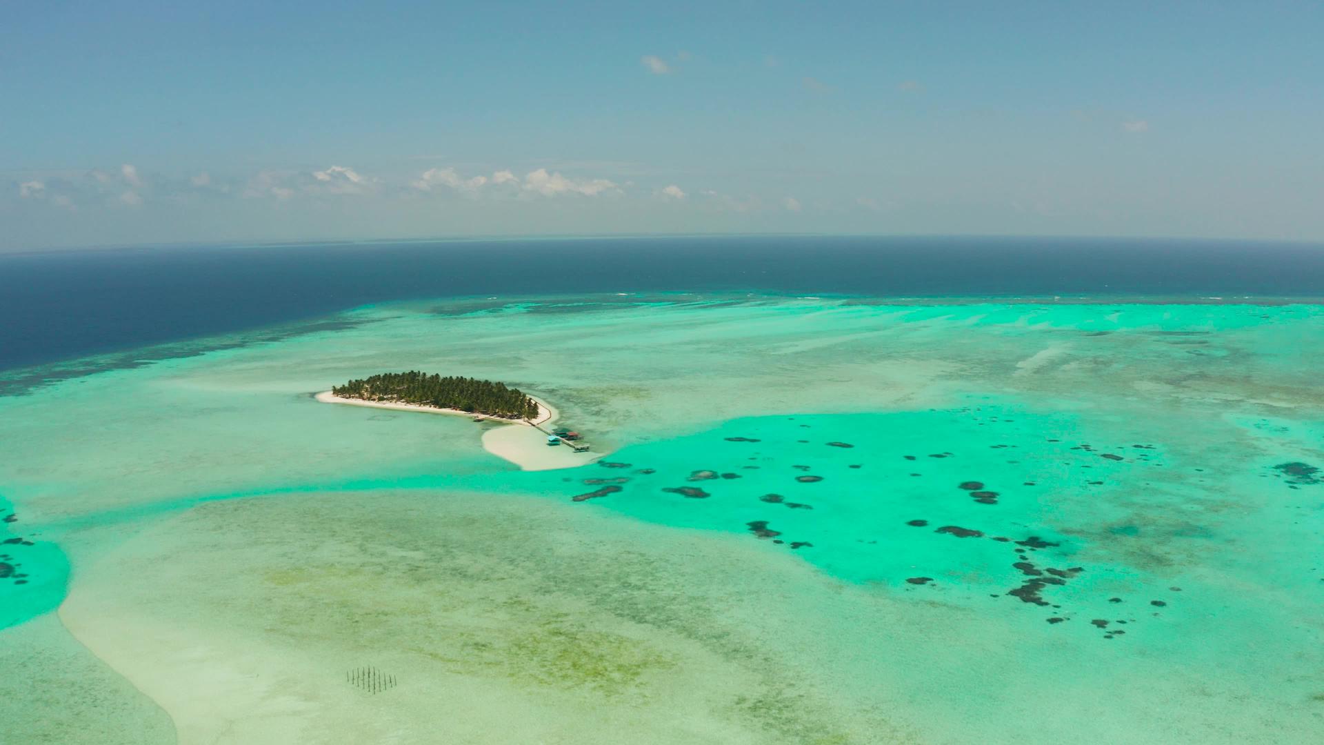 热带岛屿有海滩和珊瑚礁岛ok岛的Balabac视频的预览图