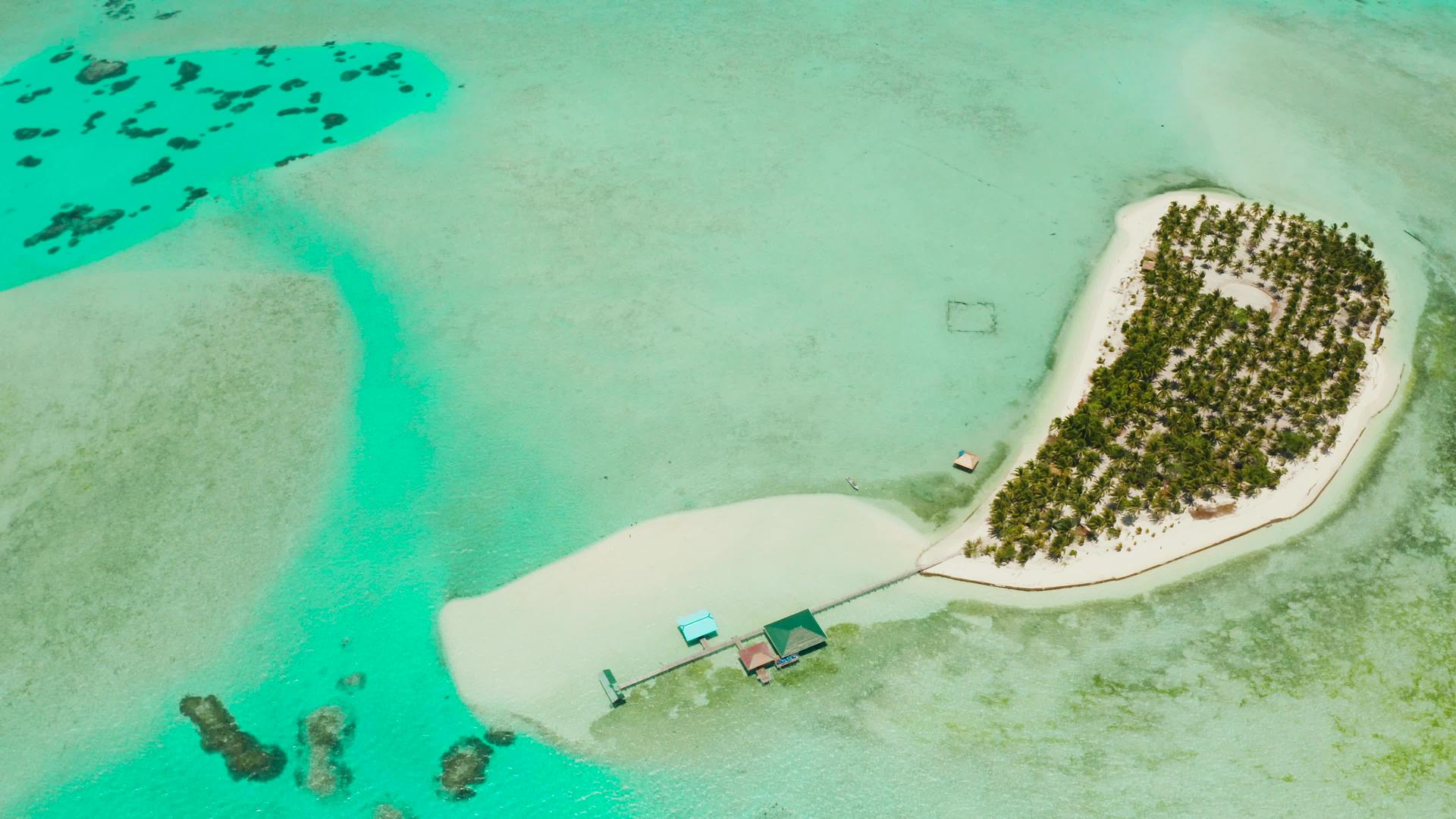 在热带岛屿的环礁上有一个海滩Balabac视频的预览图