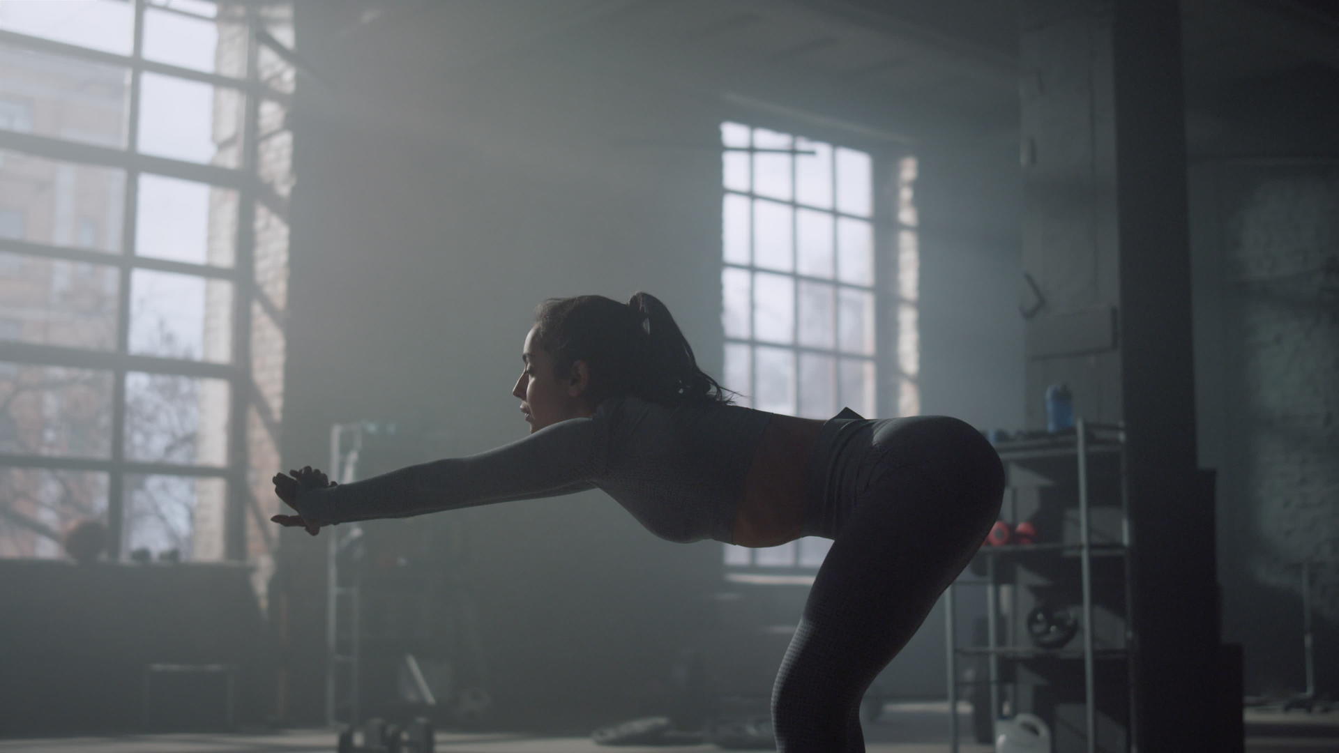 运动员在运动前伸展身体做普拉提视频的预览图