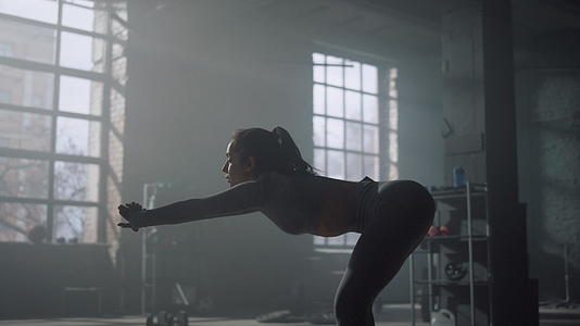 运动员在运动前伸展身体做普拉提视频的预览图