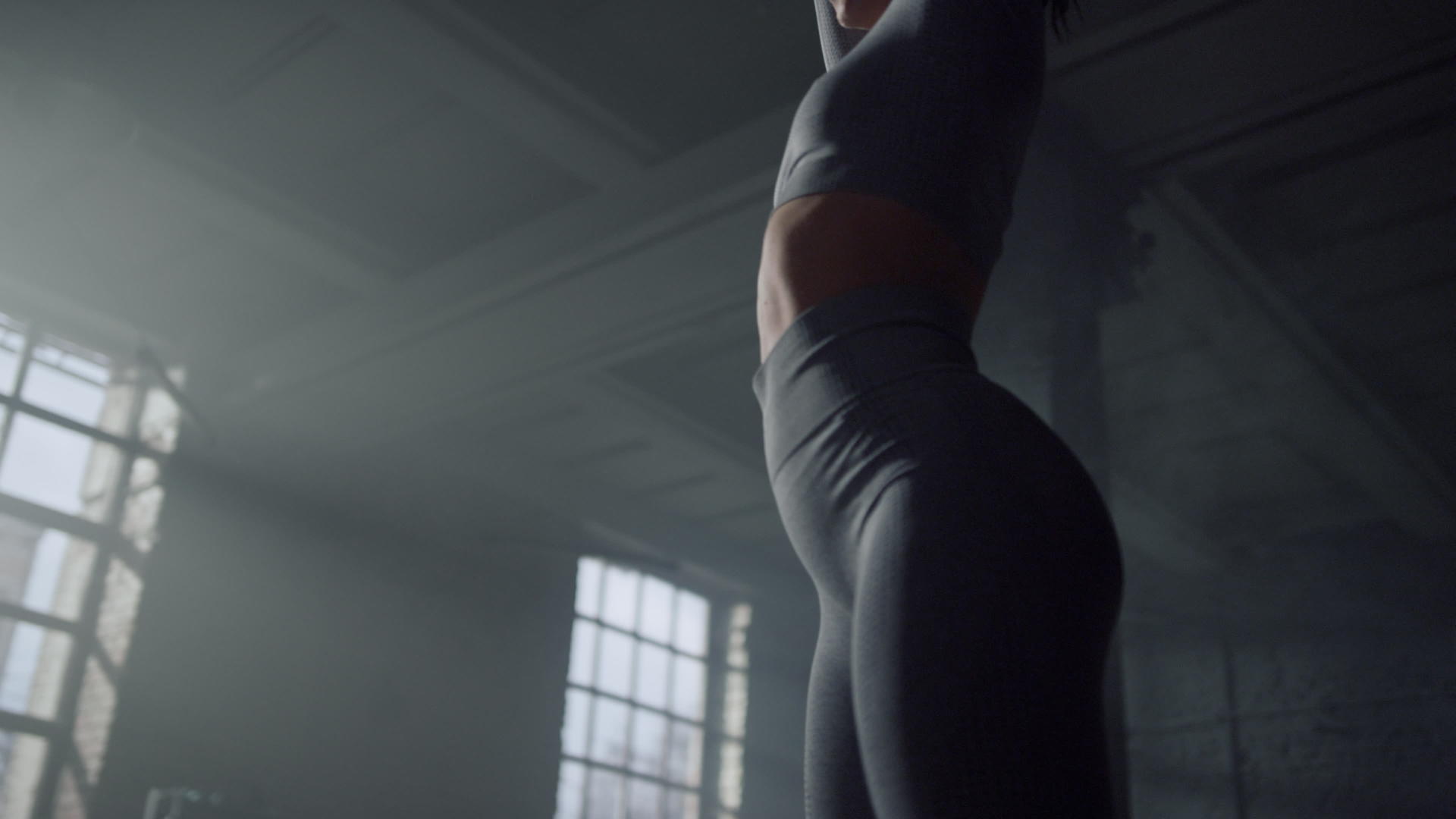 女性运动员在有氧运动前伸展身体视频的预览图