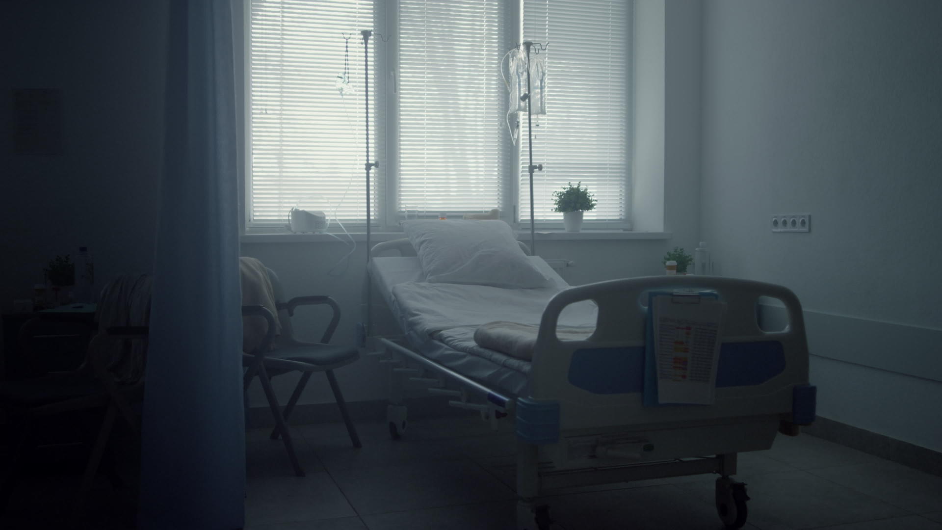 空荡荡的诊所配有干净的床位和医疗滴水视频的预览图