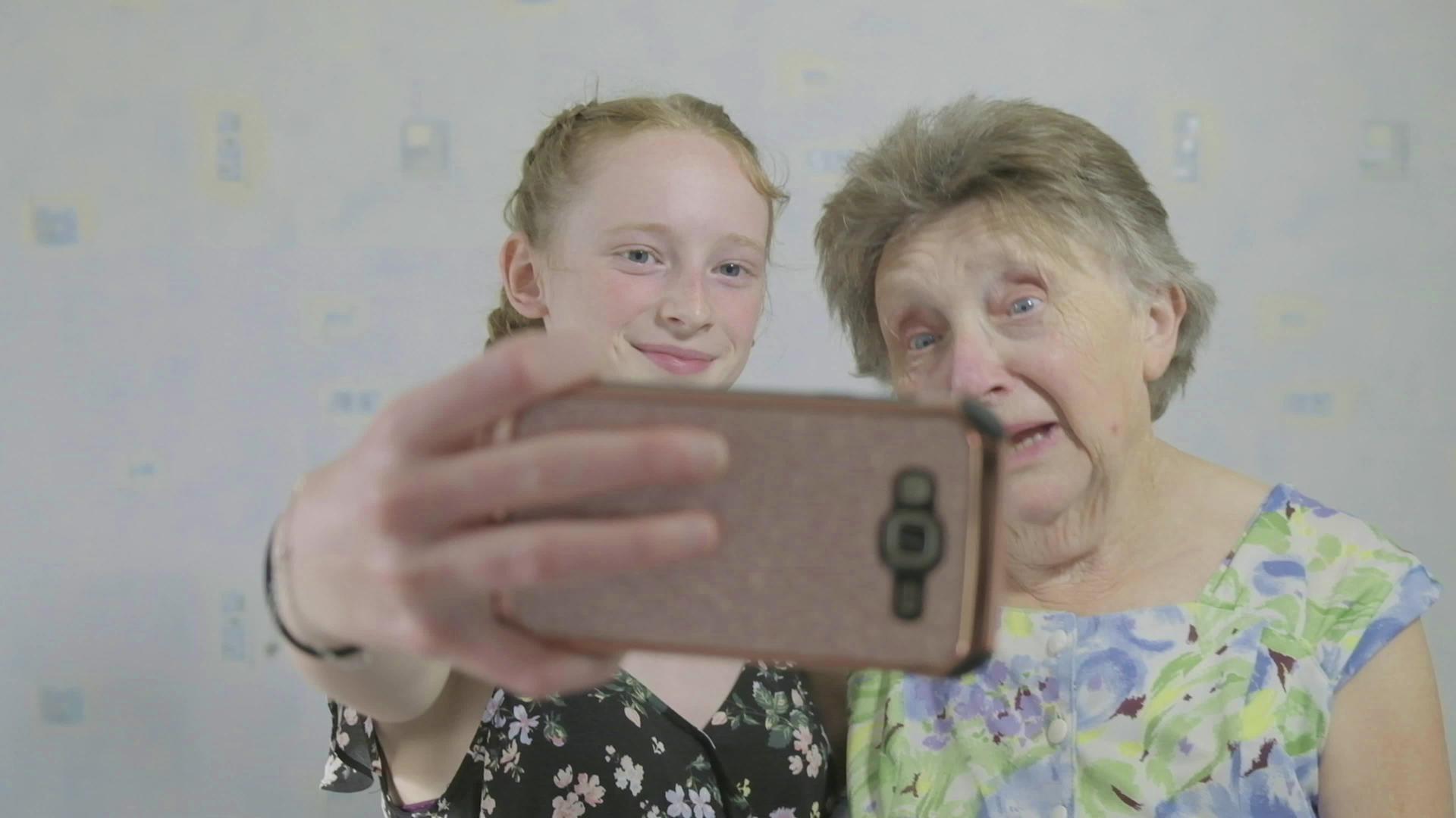女孩和女孩与祖母自拍视频的预览图