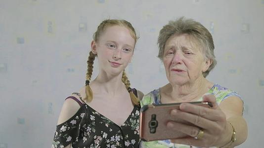 女孩和女孩与祖母自拍视频的预览图