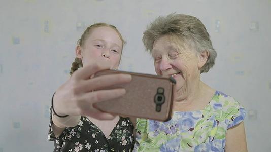 十几岁的时候和奶奶在智能手机上自拍caucasians视频的预览图
