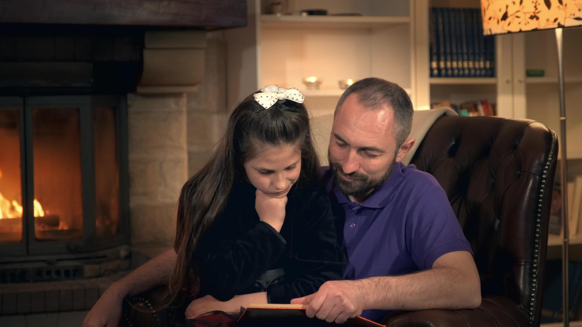 爸爸晚上在壁炉旁读他的小公主一个童话视频的预览图