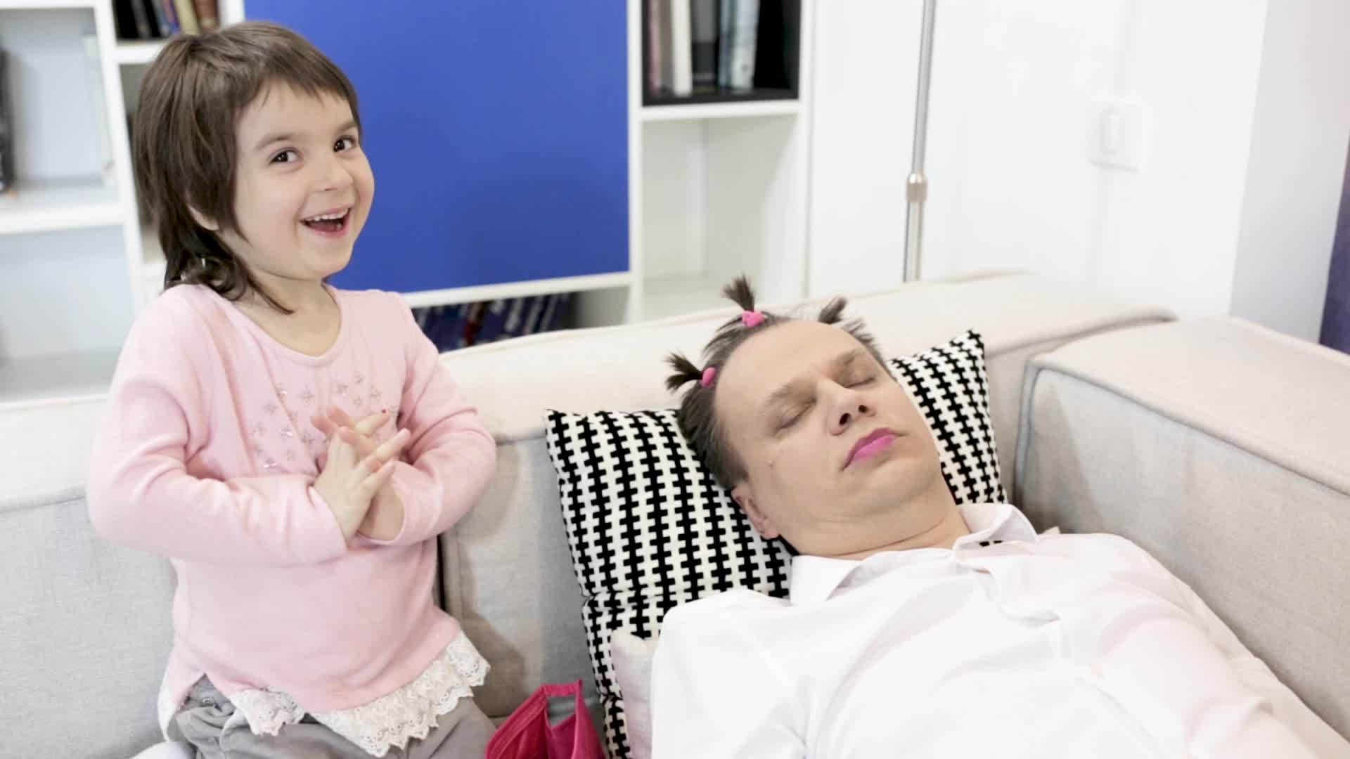 小女儿在睡梦中给父亲化妆视频的预览图