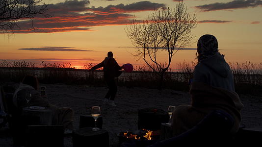 享受有趣的海滩派对日落地平线景观视频的预览图
