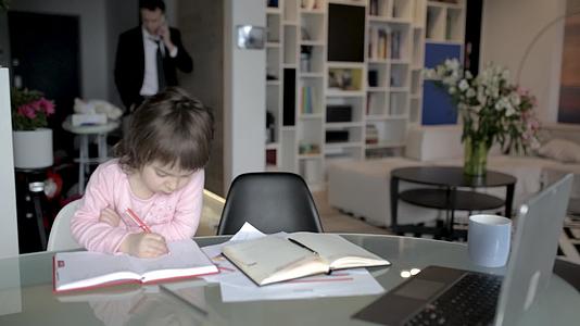 商人在家工作照顾小女儿的家庭事务和孩子视频的预览图