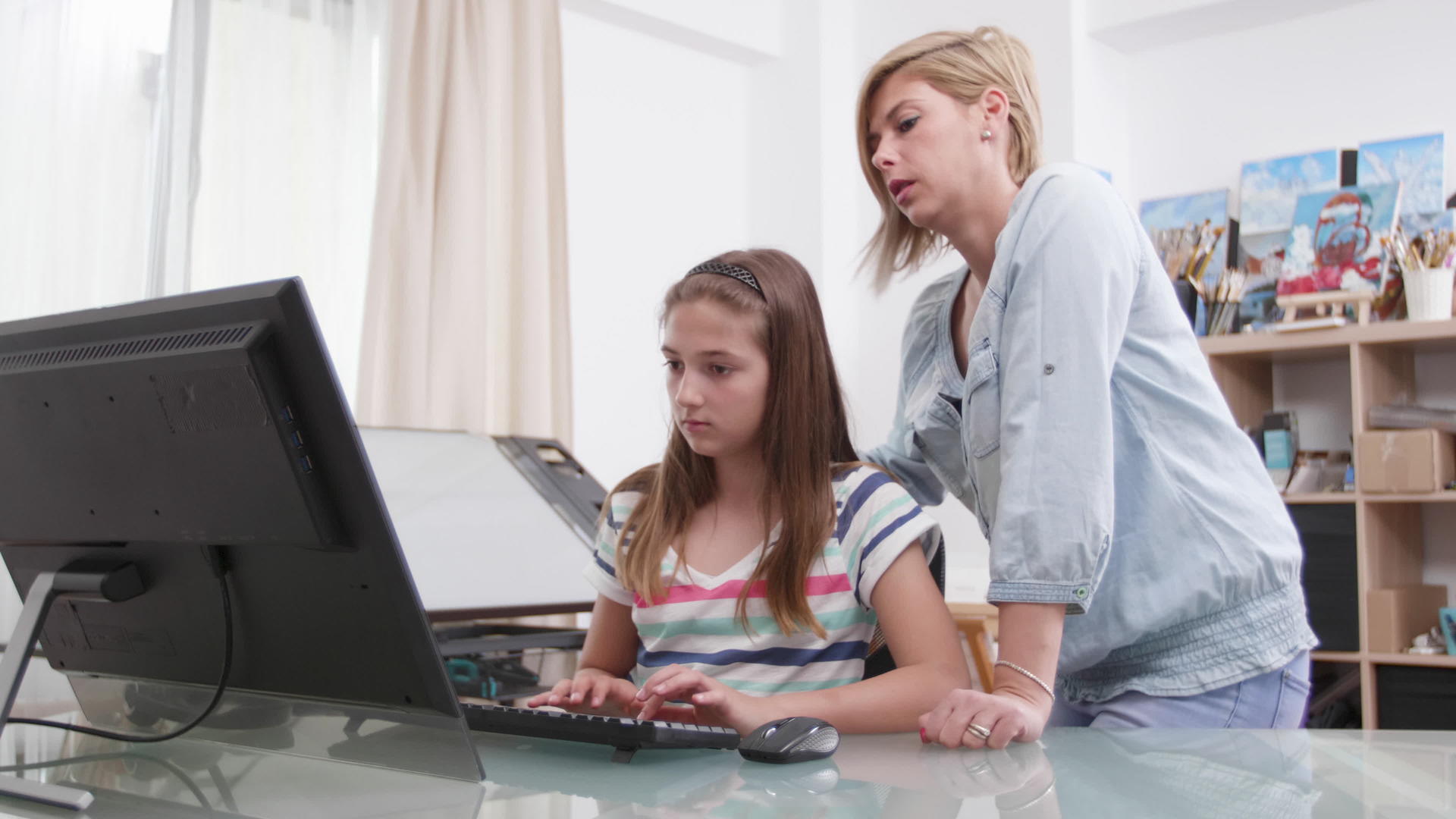 负责的母亲帮助女儿完成家庭作业并负责母亲的工作视频的预览图