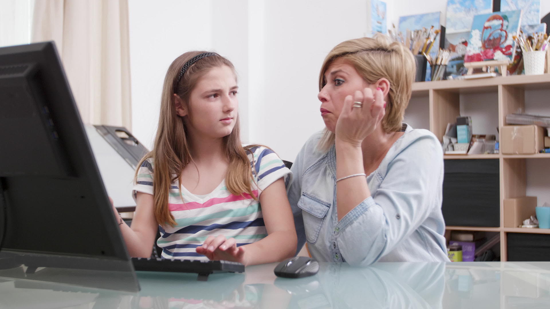 年轻女孩和家庭作业混淆了她的父母试图提供帮助视频的预览图