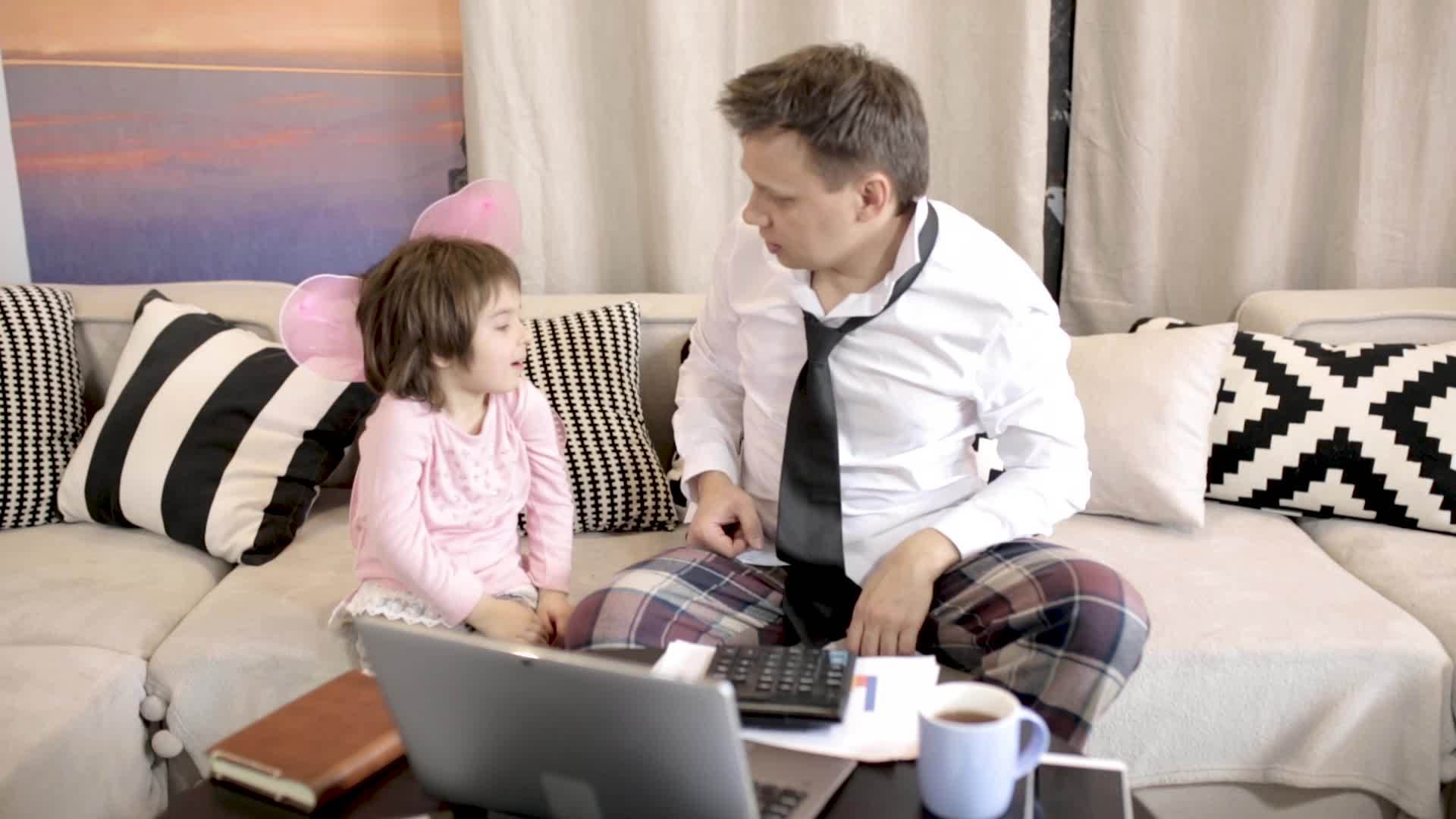小女儿帮爸爸系衣服帮爸爸系衬衫视频的预览图