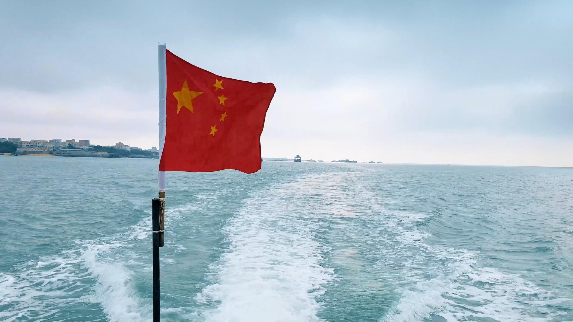 渔船上的红旗迎风飘扬视频的预览图