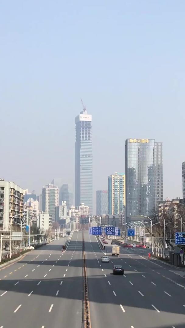 在武汉封城期间道路交通空旷视频的预览图