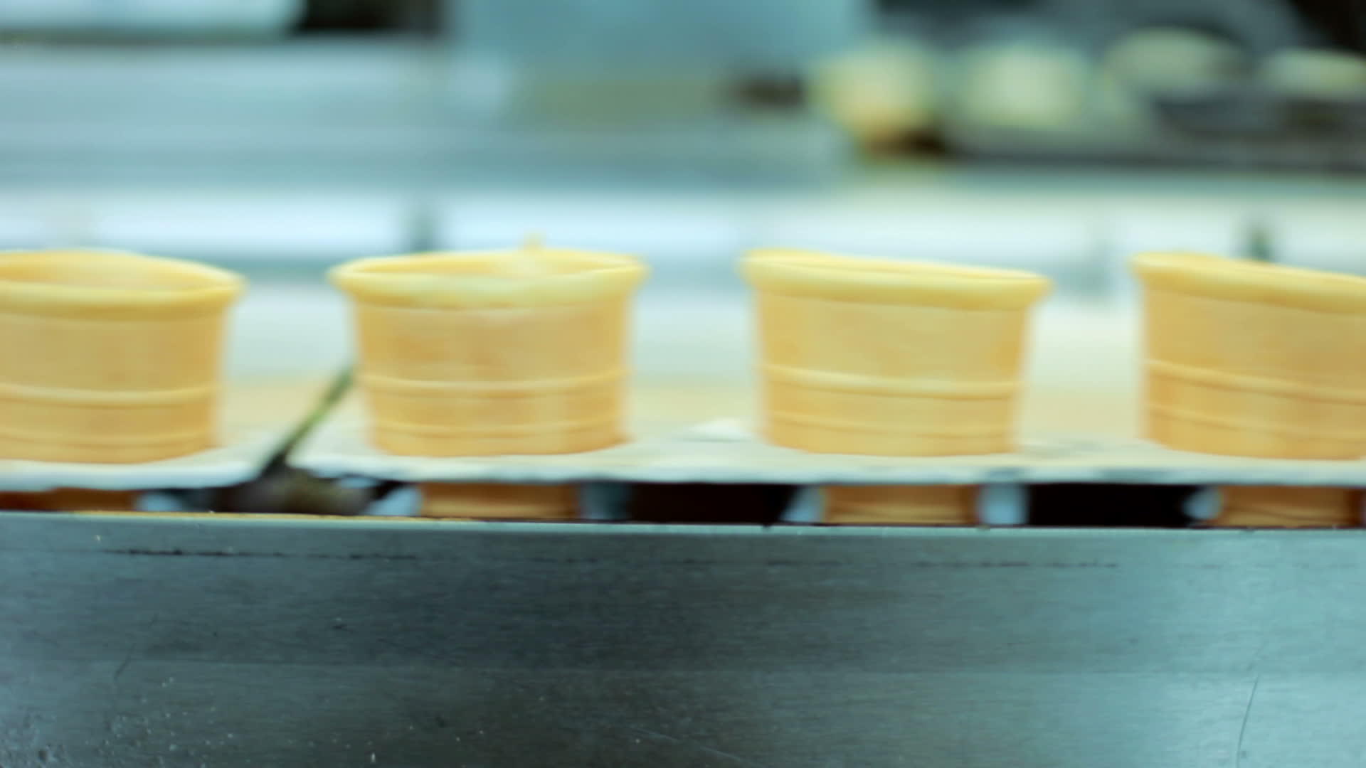 生产线传送带上的华夫饼杯视频的预览图