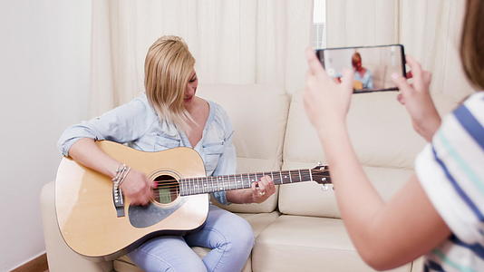 女儿和妈妈一起录音带玩音响吉他视频的预览图