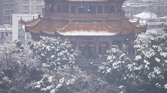 慢镜头升格拍摄4k素材冬天飘雪中的武汉黄鹤楼古建筑雪景视频的预览图
