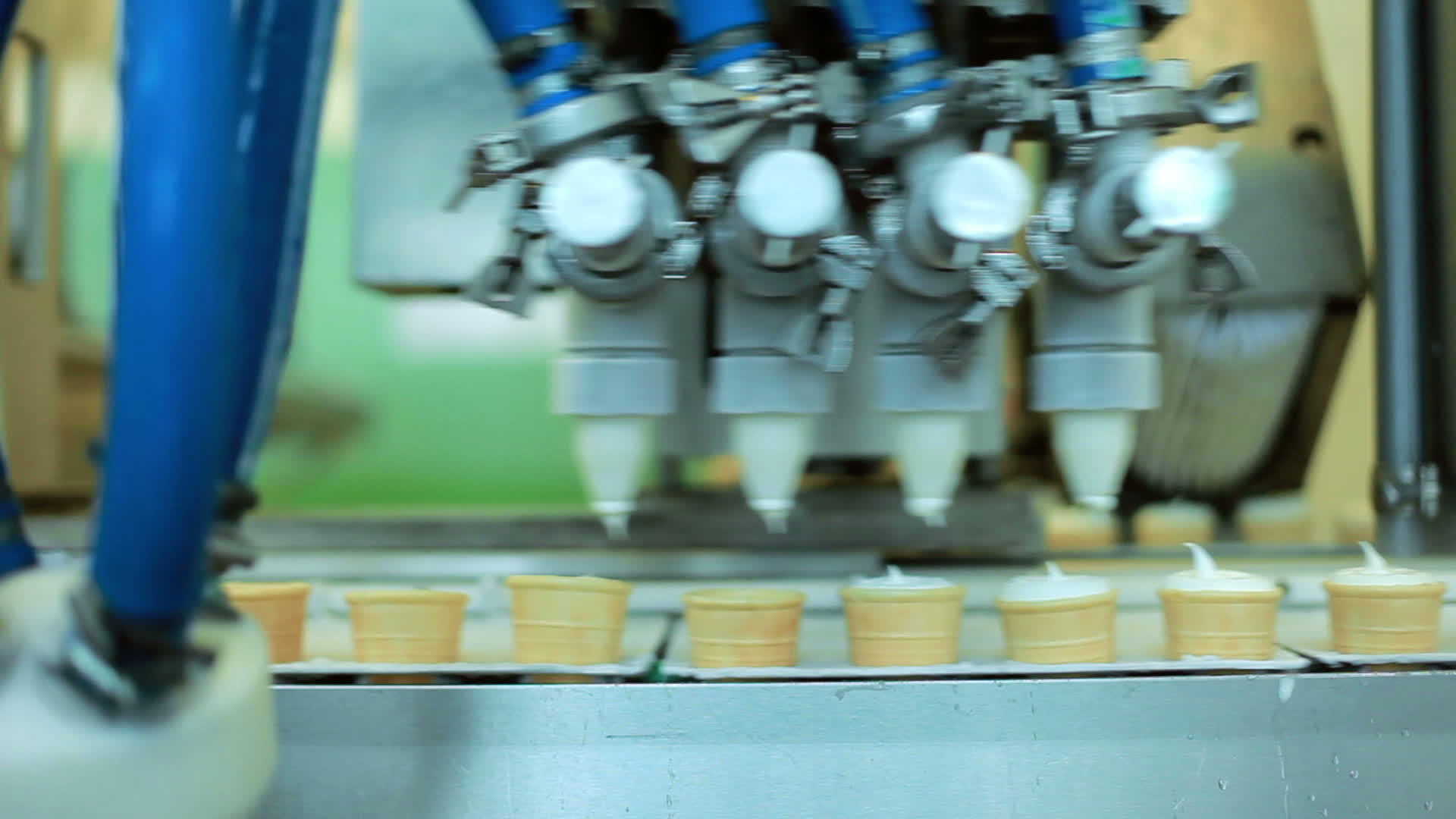 食品加工设备瓦夫饼锥体充满冰淇淋生产线视频的预览图