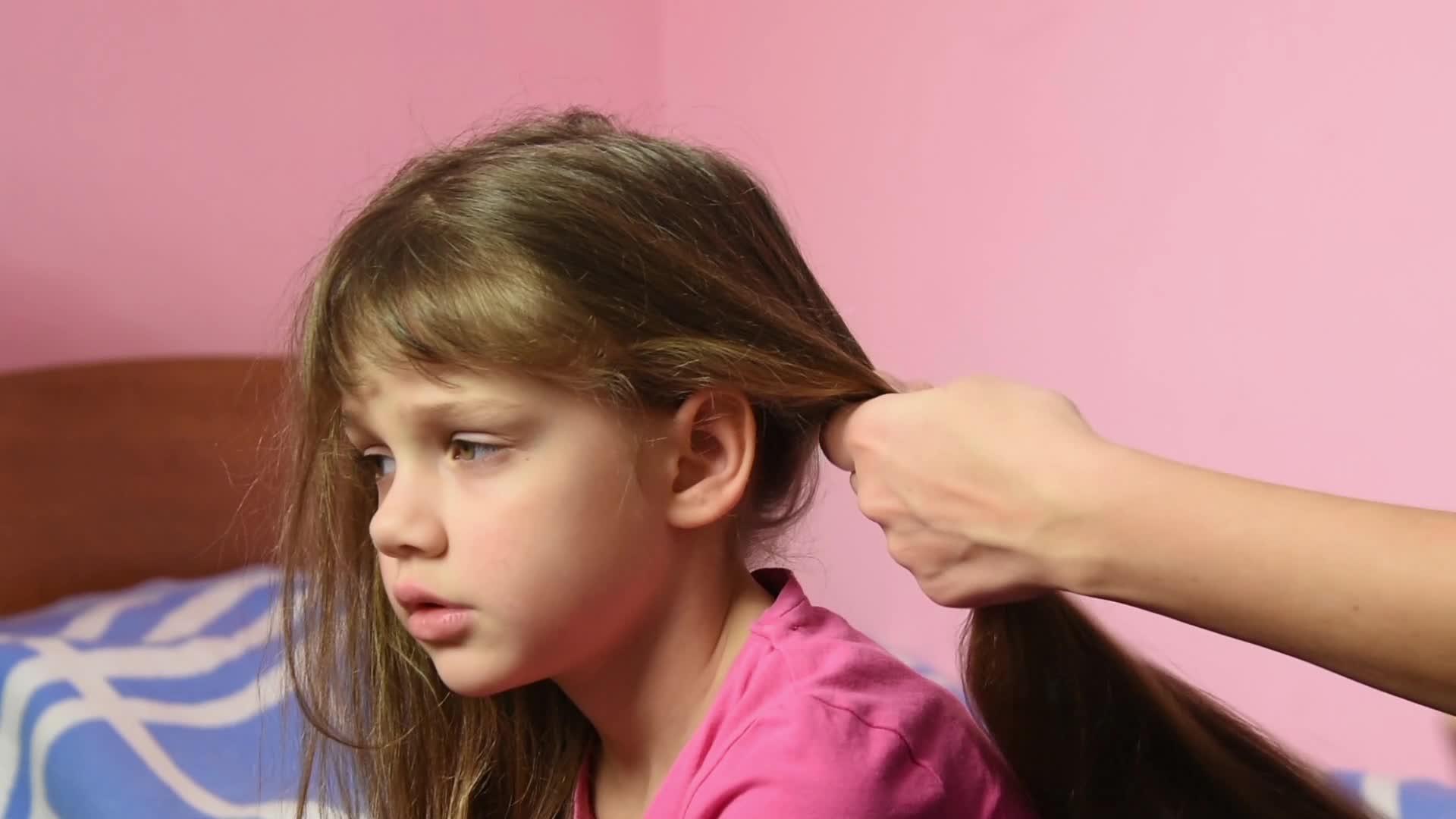 母亲梳理她的长发女郎把她的长发女郎围成一个猪尾视频的预览图