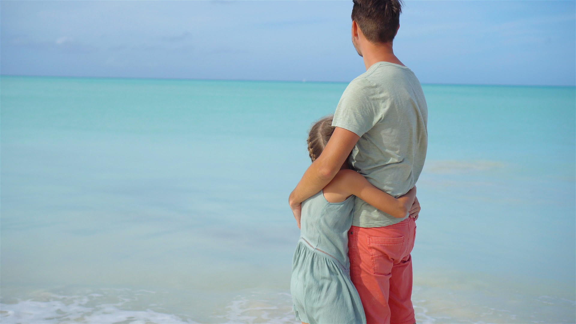 在海滩度假期间小女孩和快乐的父亲玩得很开心视频的预览图