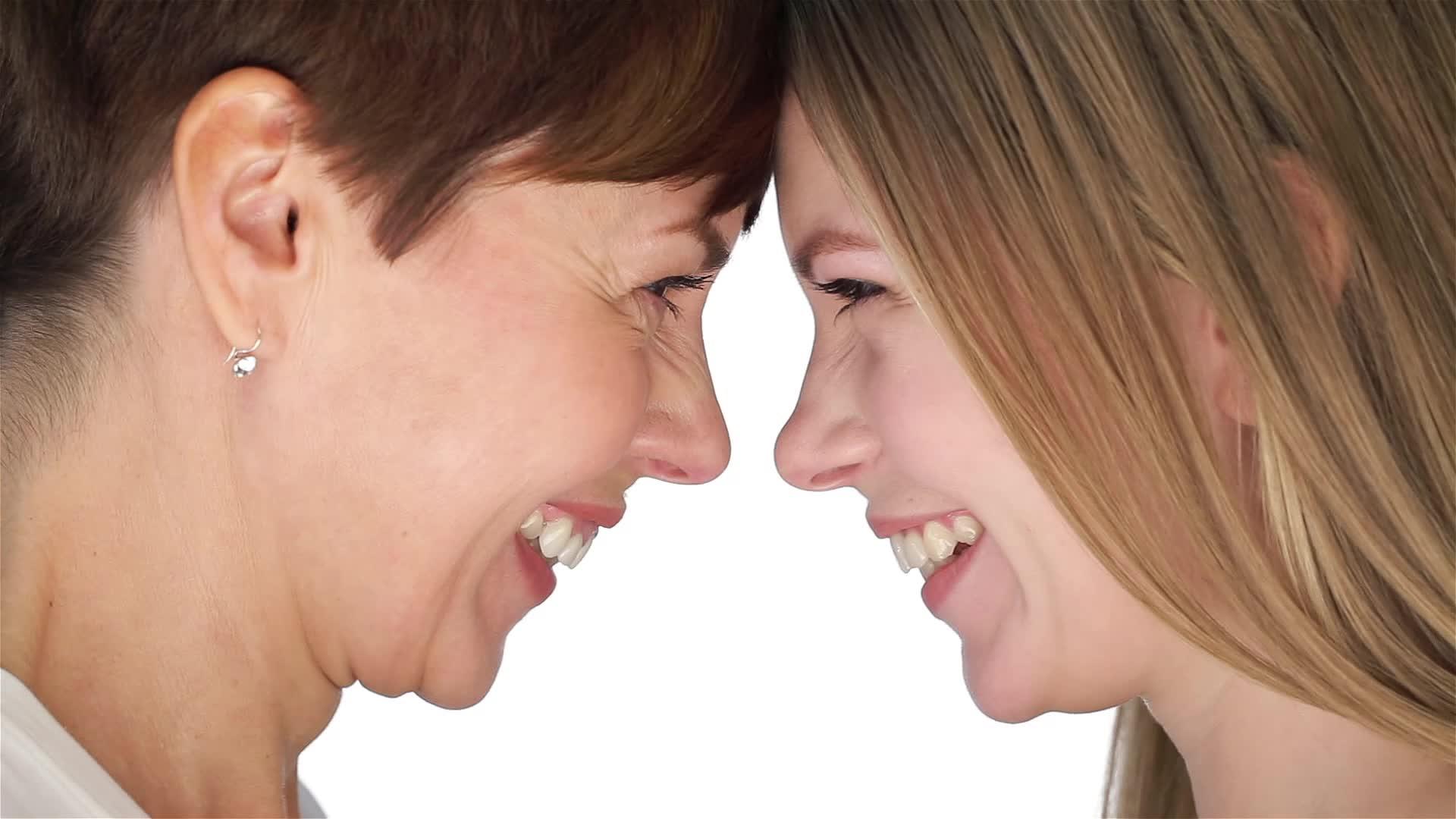 女儿和母亲的额头视频的预览图